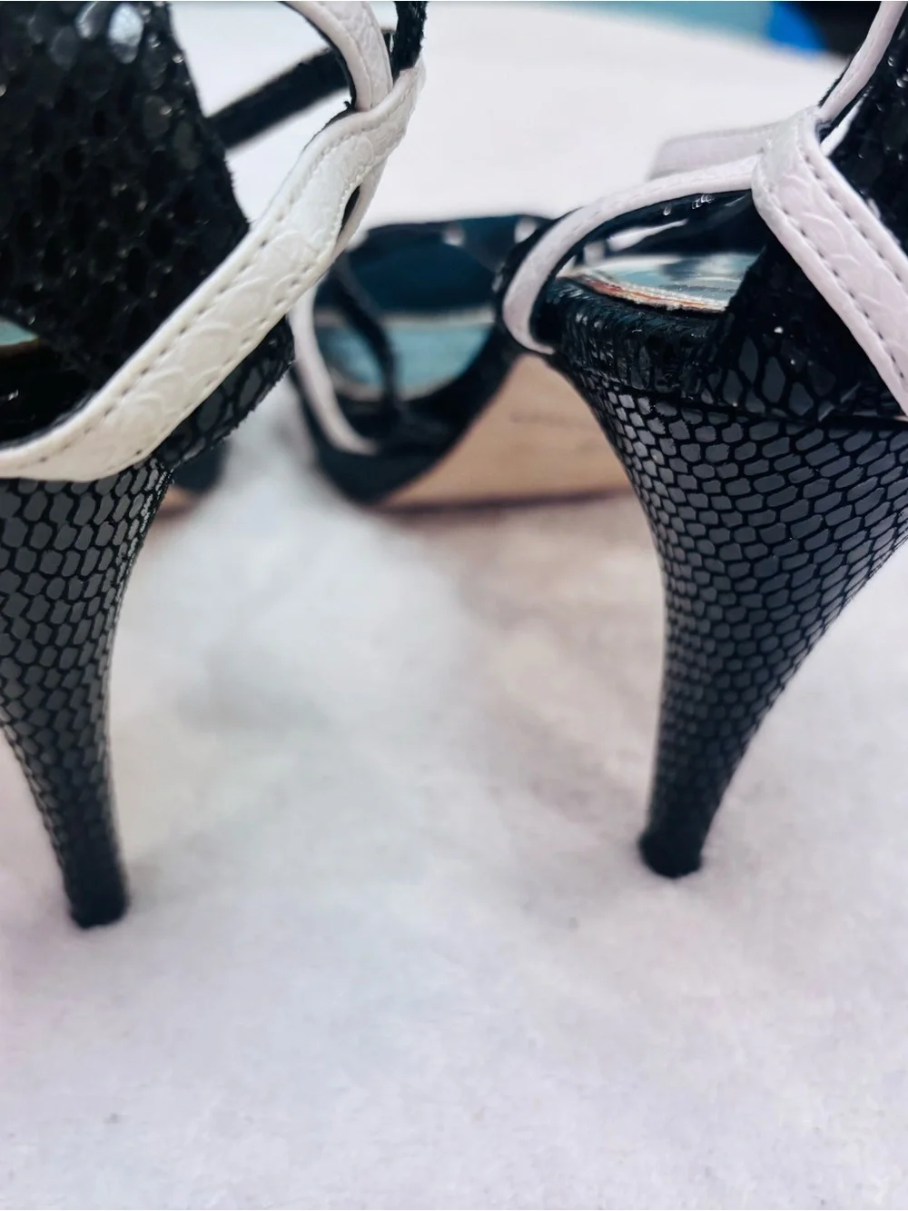 Almost Brand New - Heels by White House / Black Market- Size 9.5M - Box 18